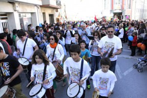 Alumnes tocant a les Trobades d'Escoles en Valencià (Foto: lasprovincias.es)