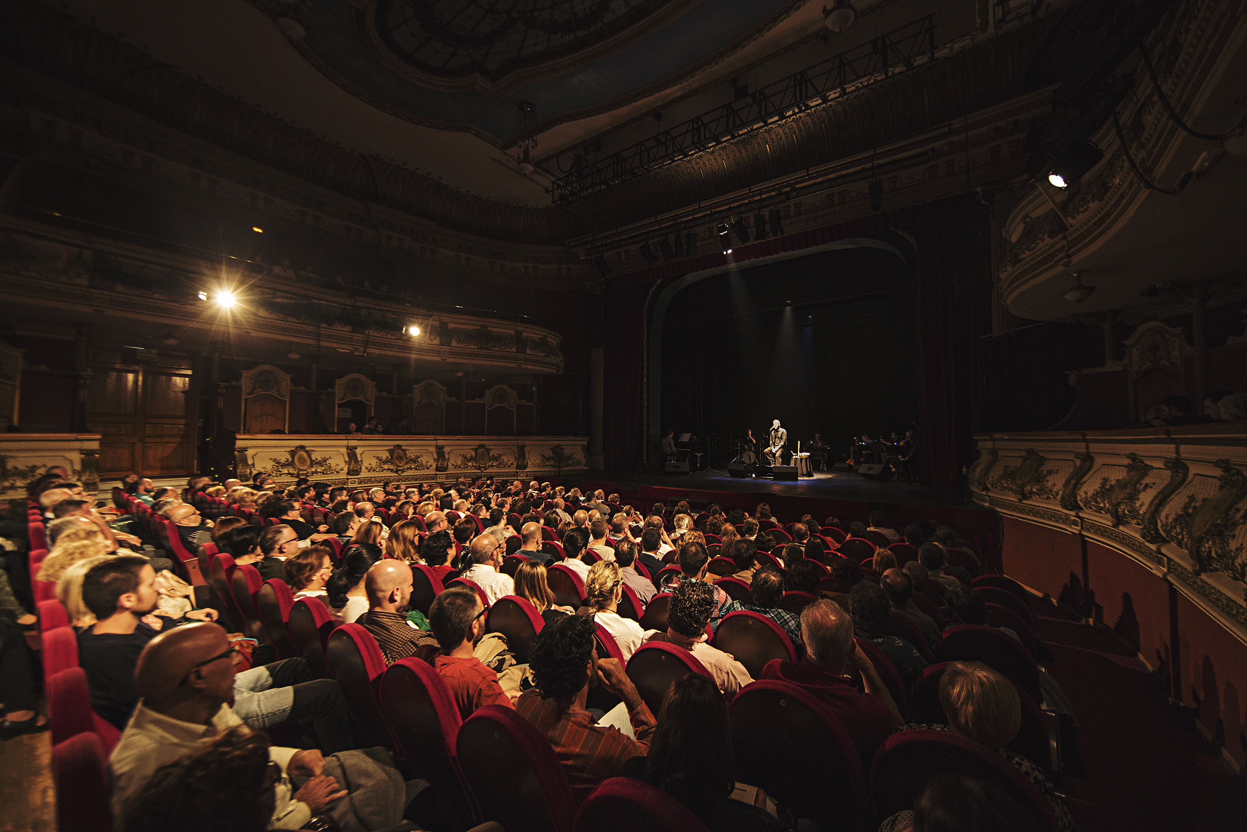 NINGUFAABAIXARLACARA_VLC_0526