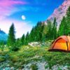 Zona d'acampada lliure legal enmig de la natura, amb tendes de campanya