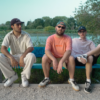 Portrait de grup dels músics de HOLISTIKS i QUINTO en un entorn natural, imatge promocional del senzill «A traços»