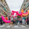 Veïnat del Parc Alcosa d'Alfafar al carrer amb l'estructura inflable rosa i taronja d'Un parc per a Parke